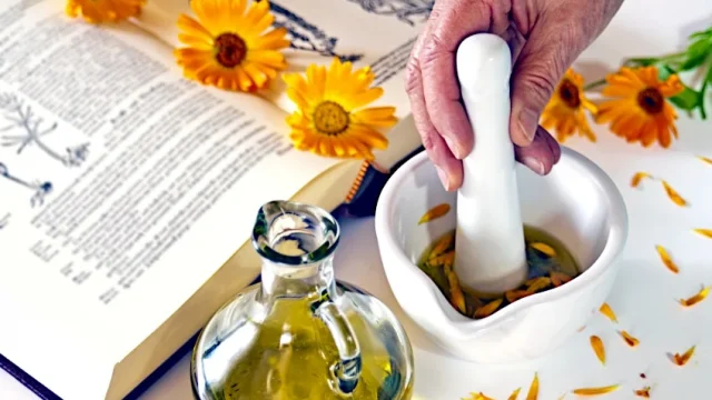 How to Make Calendula Oil – A Homemade Calendula Oil Recipe